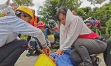 工人倒地女子紧急施救：在红十字会学过急救课